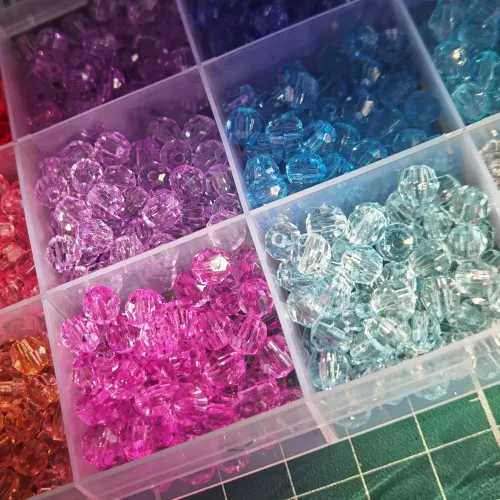 Vista 5 de INSPIRELLE 1800 Piezas Cuentas de Acrílico Redondas Facetadas de 6mm - 30 Colores Espaciadores de Plástico para Hacer Joyas y Manualidades