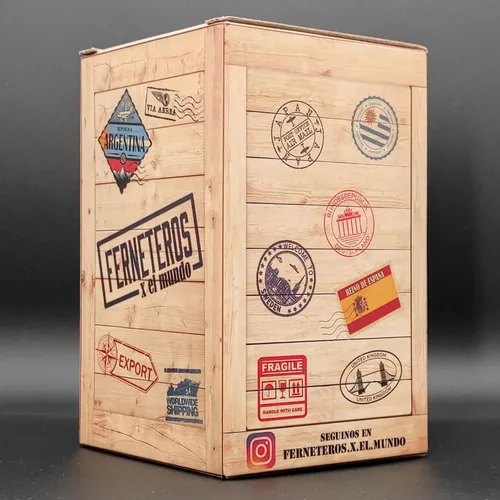 Vista 5 de Vaso Fernet con forma de botella cortada en caja decorativa, capacidad de 23.6 fl oz, 700 cc, incluye posavasos