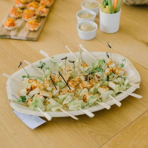 Vista 4 de 200 pinchos de bambú para aperitivos, palillos de dientes de 4.7 pulgadas con caja de almacenamiento, púas de cóctel para bebidas, brochetas