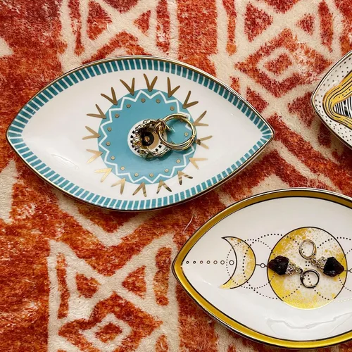 Vista 2 de Exquisita bandeja pequeña de cerámica para joyas, plato de baratija, decoración de mal de ojo, soporte para anillos de placa dorada, artículos