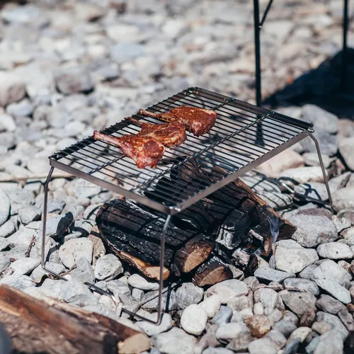 Vista 7 de YETO Parrilla de camping de dos alturas con patas de acero inoxidable 304 plegable para fogata sobre fuego portátil y bolsa de transporte