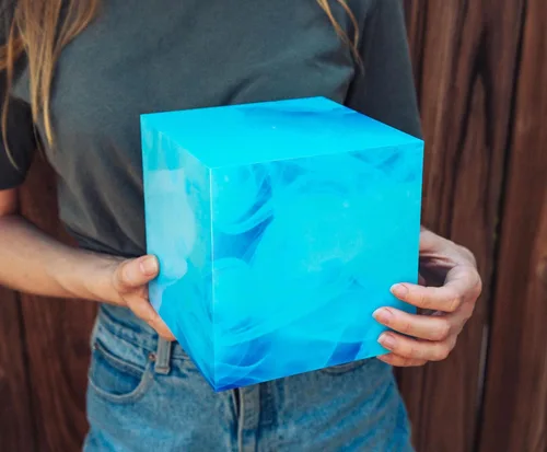 Vista 3 de Ukonic Marvel Studios Cubo de Teseracto Piedra de Infinito de 15,2 cm con luz LED de cambio de color, réplica para mesita de noche