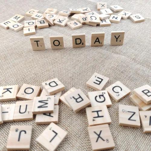 Vista 4 de GXXMEI 1000 piezas de fichas de letras de madera, letras mayúsculas de la A a la Z para manualidades, ortografía, fichas de reemplazo