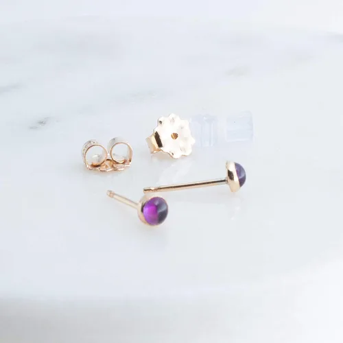 Vista 3 de Juego de aretes pequeños de oro con bisel, bola para cartílago, tragus, hélice, múltiples joyas hipoalergénicas de piedra natal para mujer