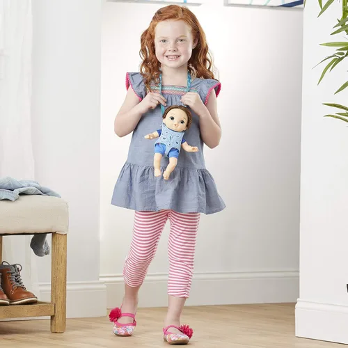 Vista 5 de Baby Alive Littles, Carry 'N Go Squad, Little Matteo Brown Hair Boy Muñeca, portador, accesorios, juguete para niños a partir de 3 años
