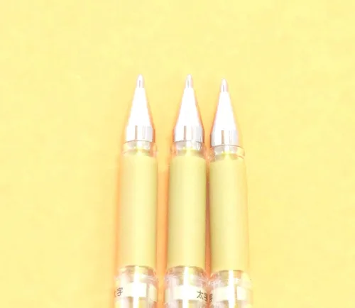 Vista 3 de Uni-Ball Signo Broad Point Gel Impact Pen Tinta Dorada, 0.039 in, 3 bolígrafos por paquete (importación de Japón) [Paquete original Komainu-Dou]