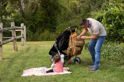 Vista 4 de T.O.M HORIZONS Bolsa de pañales para papá; sistema de cambio de pañales con una sola mano. Cambiador de pañales y mucho más incluido