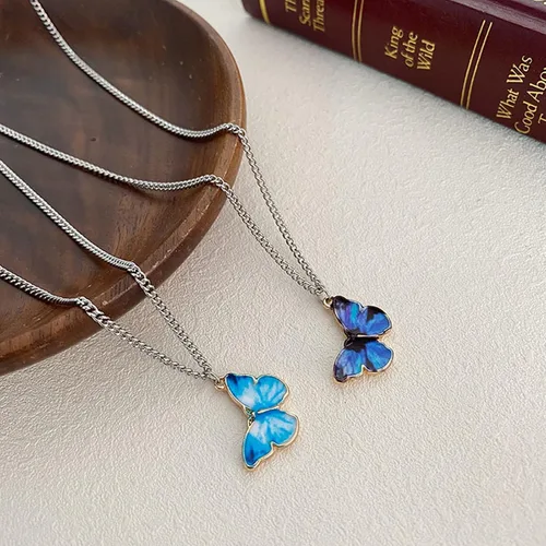 Vista 2 de Gargantilla fina plateada con mariposa fina chapada en plata, para mujeres, adolescentes y niñas, delicada cadena ajustable, linda joyería
