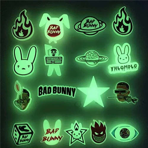 Vista 5 de JIANGLIND 22 dijes de Bad Bunny que brillan en la oscuridad para zapatos que brillan en la oscuridad, se adaptan a sandalias de zueco, decoración