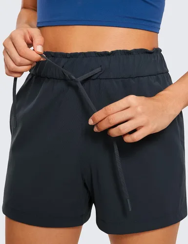 Vista 4 de CRZ YOGA Pantalones cortos deportivos elásticos en 4 direcciones para mujer, cintura alta, cómodos para el trabajo, entrenamiento casual, golf