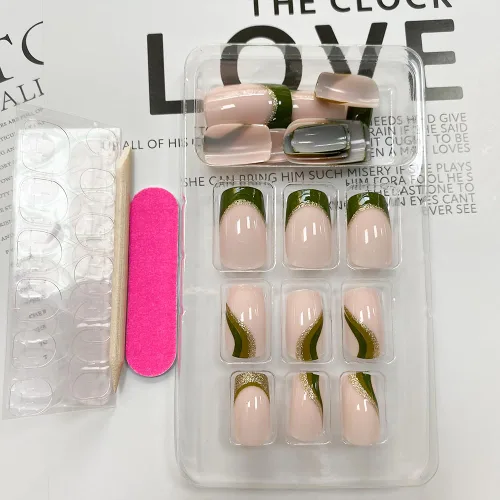 Vista 4 de Uñas postizas verdes a presión - Uñas falsas cortas cuadradas con purpurina dorada y diseños de remolino, acabado brillante, uñas postizas acrílicas