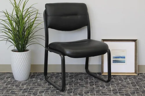 Vista 3 de Boss Office Products Silla lateral con base de trineo de cuero con brazos en negro