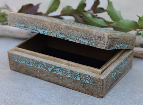 Vista 4 de DharmaObjects Caja de almacenamiento de madera tallada a mano (turquesa, grande)