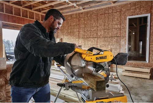 Vista 7 de DEWALT Sierra ingletadora, 12 pulgadas, doble bisel, compuesto, línea de corte XPS, 15 amperios (DWS716XPS)