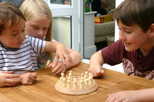 Vista 7 de TOWO Juguetes de memoria de madera para niños, juegos de mesa familiares para niños y adultos, juegos mentales de madera, juguetes educativos