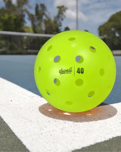 Vista 2 de DWELL Elite - Pelotas de pickleball de 40 agujeros, resistentes a las grietas, para deportes de pickleball al aire libre, pelota oficial de todo
