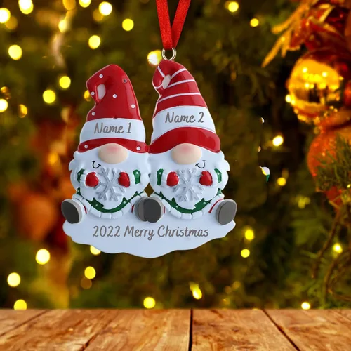 Vista 4 de Adornos de Navidad personalizados, adornos de Navidad 2024, adornos de gnomo con nombre de familia grabados personalizados para decoración del árbol