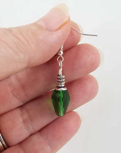 Vista 6 de Pendientes perforados de cristal con bombilla de árbol de Navidad verde con alambres de oreja de plata esterlina