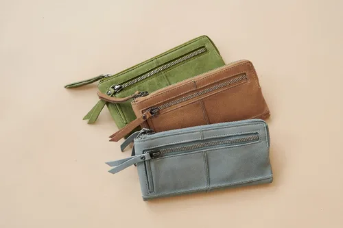 Vista 8 de Latico Cartera de cuero Andi para mujer, hecha a mano con cremallera, teléfono, facturas, identificación, tarjetero y organizador bolso clásico