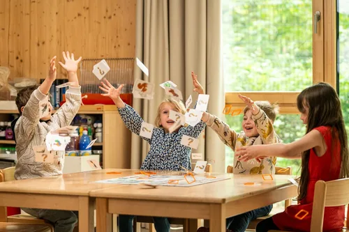 Vista 8 de Concept Kids Animals - Juego cooperativo de adivinanzas de animales para niños. Divertido juego de mesa familiar para niños y adultos, a partir de 4