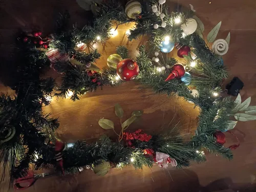 Vista 9 de Valery Madelyn Guirnalda de Navidad preiluminada de 9 pies con luces para manto, guirnalda de Navidad iluminada al aire libre con bolas y lazos