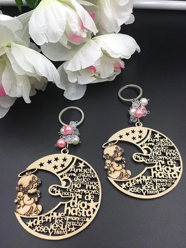Vista 7 de YRP 12 piezas de bautismo rosa niña madera ángel luna diseño llavero bautismo favores con ángeles para niño y niña recuerdos de bautizo con bolsas