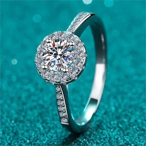 Vista 3 de Anillo de compromiso de diamantes de plata de ley chapado en oro blanco de 18 quilates con forma redonda de moissanita con halo clásico pero único
