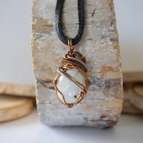 Vista 5 de Designs by Nature Gems Colgante envuelto en alambre de piedra lunar, collar de cristal de cobre, con cordón de cuero negro de 24 pulgadas, joyería