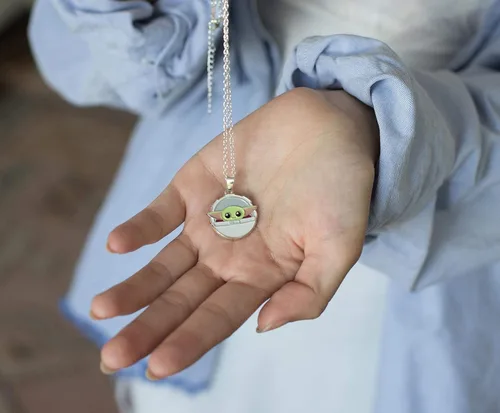 Vista 4 de Star Wars The Mandalorian, The Child - Collar de cadena con colgante de esmalte de 24 pulgadas