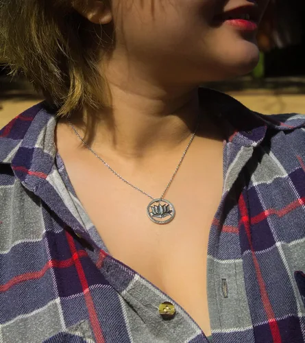 Vista 7 de Quan Jewelry Om - Collar con colgante de flor de loto, joyería de yoga, regalos para mujeres, regalos para amantes del yoga con tarjeta