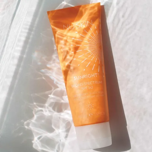 Vista 5 de Nu Skin Sunright - Protector solar facial y corporal SPF 50 Amplio espectro 3.4 onzas líquidas No grasa y resistente al agua hasta 80 min