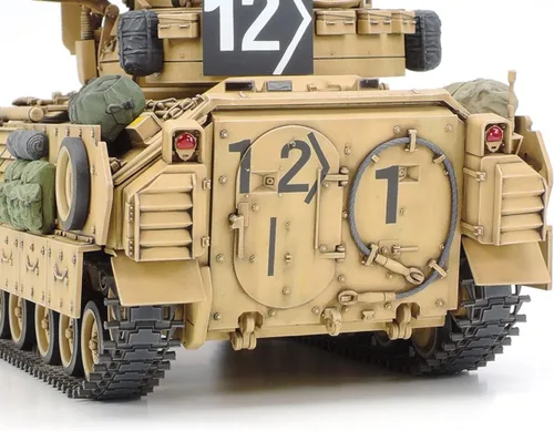 Vista 5 de Tamiya 35264 Tormenta del Desierto 1: 35 U.S. M2 A2 Bradley IFV (2)