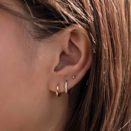 Vista 2 de Gacimy - Arracadas de mujer de oro de 14 quilates, aretes Huggie pequeños con broche para cartílago.