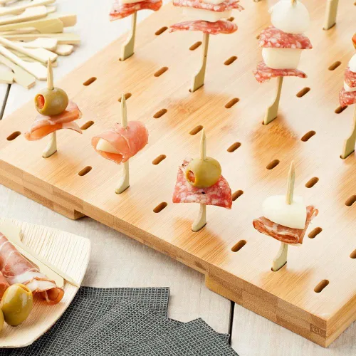 Vista 3 de Restaurantware Soporte rectangular de 14 x 10 pulgadas para brochetas de comida de bambú, perfecto para fiestas de cóctel y eventos de catering