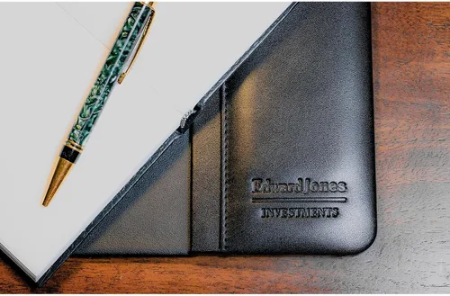 Vista 7 de DACASSO Tapete clásico de cuero para escritorio con rieles laterales - Secante de escritorio de cuero de lujo para escribir - Protector acolchado