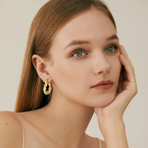 Vista 2 de ACECHA Aretes de aro trenzados chapados en oro de 18 quilates para mujer, cuentas redondas gruesas, hipoalergénicos, minimalistas, regalos