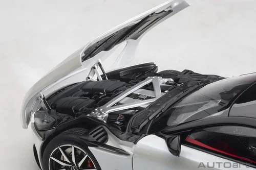 Vista 4 de Autoart Aston Martin DB11 Morning Frost White Metallic con parte superior negra e interior rojo modelo 1/18