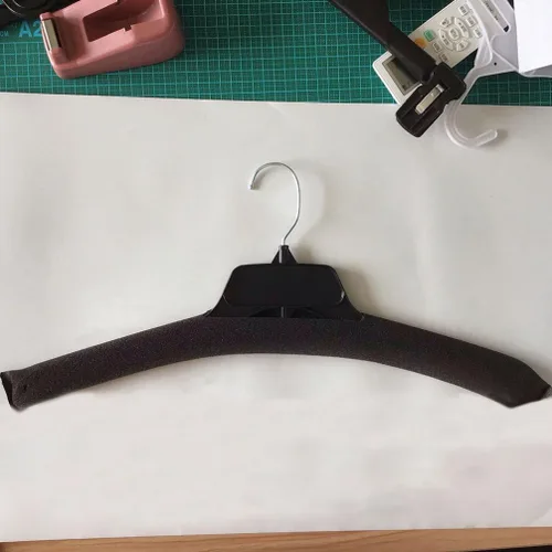 Vista 5 de Ipetboom 40 fundas negras para colgar espuma, agarres antideslizantes que protegen la ropa