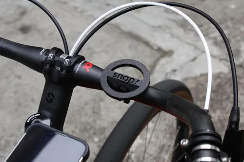 Vista 2 de Snap! Soporte magnético para teléfono móvil para manillar de bicicleta: seguro y ligero, color negro