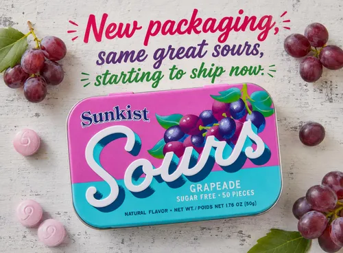 Vista 3 de Sunkist Sours Grapeade, vitamina C, caramelo agrio sin azúcar, lata de 1.76 onzas, bandeja de 6
