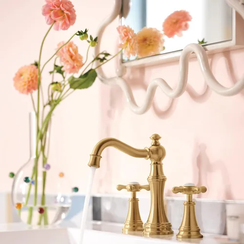 Vista 2 de Moen Weymouth Grifo de baño de dos manijas de oro cepillado de amplio alcance con mango cruzado, requiere válvula, TS42114BG