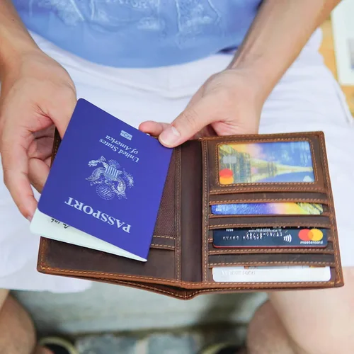 Vista 3 de Polare - Cartera de viaje de piel con bloqueo RFID para hombres y mujeres, Marrón oscuro, Cartera con bloqueo RFID