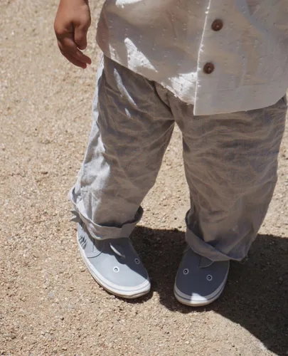 Vista 3 de Robeez Zapatos de cuna con suela suave antideslizantes para bebés varones y unisex, pantuflas mocasines para bebés y niños pequeños, 0-24 meses