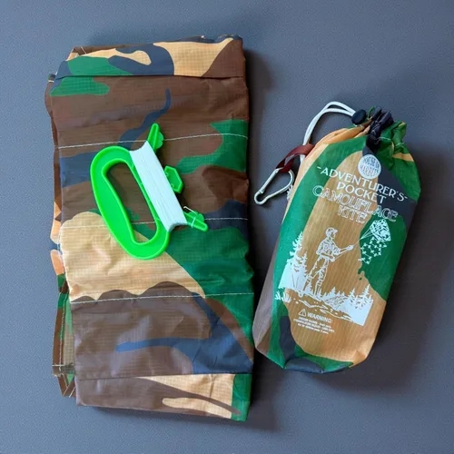 Vista 4 de Cometa de camuflaje de bolsillo, versión plegable de bolsillo con bolsa de almacenamiento y clip de mosquetón, cometa de nailon fácil de volar