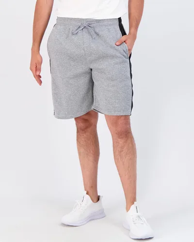 Vista 2 de Real Essentials Paquete de 3 pantalones cortos deportivos de forro polar para hombre de 9 pulgadas, tallas regulares y grandes altas