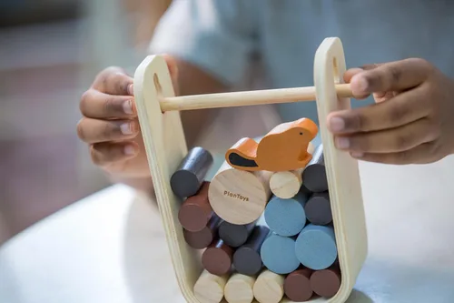 Vista 2 de PlanToys Timber Tumble - Juego de equilibrio y estrategia de madera para niños a partir de 3 años Juguete educativo Montessori para habilidades
