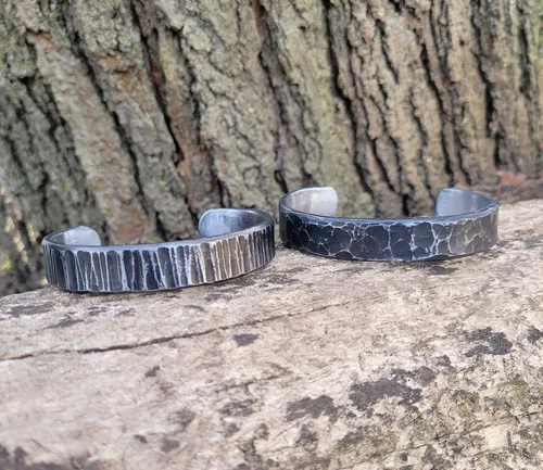 Vista 5 de Brazalete de hierro grabado, pulsera vikinga forjada a mano, hierro 6 y 11 aniversario, regalo para ella, regalo para él, joyería de estilo vikingo