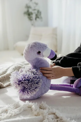 Vista 4 de The Petting Zoo Peluche de flamenco morado, regalos para niños, juguete de peluche de flamenco de Pazzion morado, 12 pulgadas