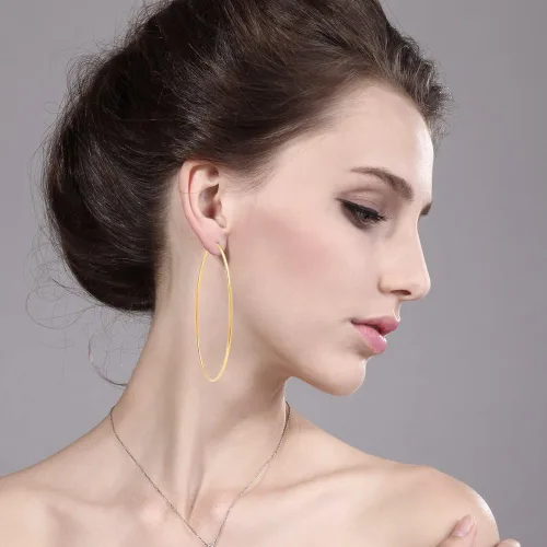 Vista 3 de Maravillosos aretes con forma de argolla de acero inoxidable, en tono oro amarillo de 3.5 pulgadas, 90 mm de diámetro