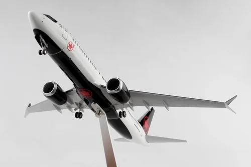 Vista 8 de Daron Skymarks Air Canada 737MAX8 1/100 con soporte de madera y engranaje